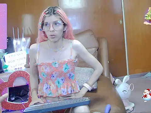 Snapshot of Skinygirl chatting on October 18, 12:35 am Skinygirl online show from October 18, 12:35 am