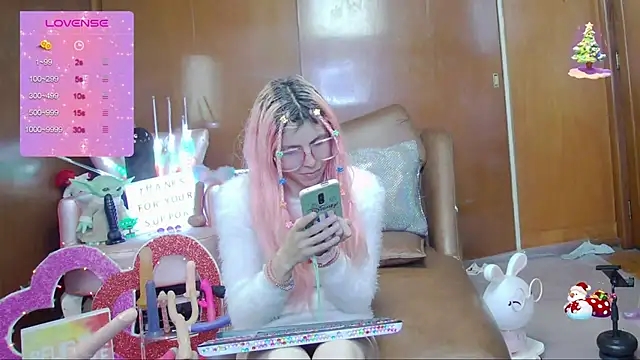 Snapshot of Skinygirl chatting on October 21, 11:05 pm Skinygirl online show from October 21, 11:05 pm