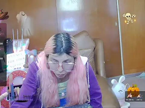 Snapshot of Skinygirl chatting on November 4, 10:53 pm Skinygirl online show from November 4, 10:53 pm