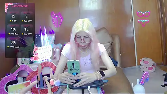 Snapshot of Skinygirl chatting on November 10, 10:42 pm Skinygirl online show from November 10, 10:42 pm