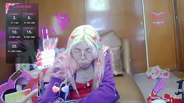 Snapshot of Skinygirl chatting on November 12, 12:44 am Skinygirl online show from November 12, 12:44 am