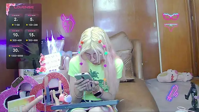 Snapshot of Skinygirl chatting on November 12, 11:58 pm Skinygirl online show from November 12, 11:58 pm