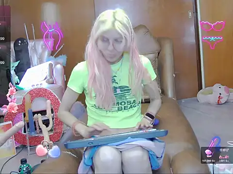 Snapshot of Skinygirl chatting on November 17, 11:43 pm Skinygirl online show from November 17, 11:43 pm