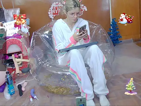 Snapshot of Skinygirl chatting on December 14, 5:18 pm Skinygirl online show from December 14, 5:18 pm