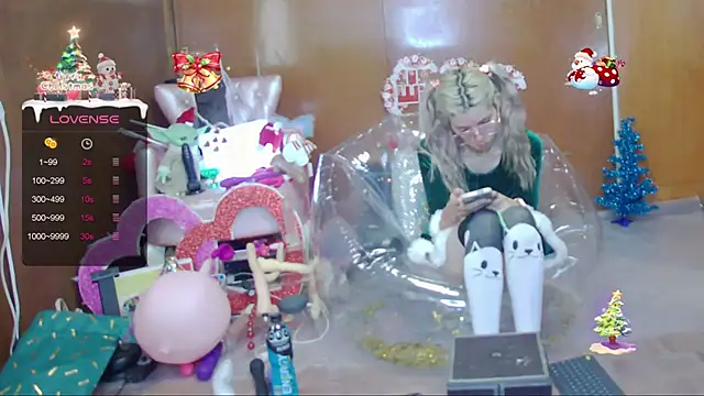 Snapshot of Skinygirl chatting on December 17, 9:21 pm Skinygirl online show from December 17, 9:21 pm