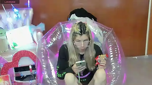 Skinygirl online show from February 13, 9:11 pm