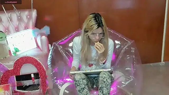 Skinygirl online show from February 26, 10:20 pm