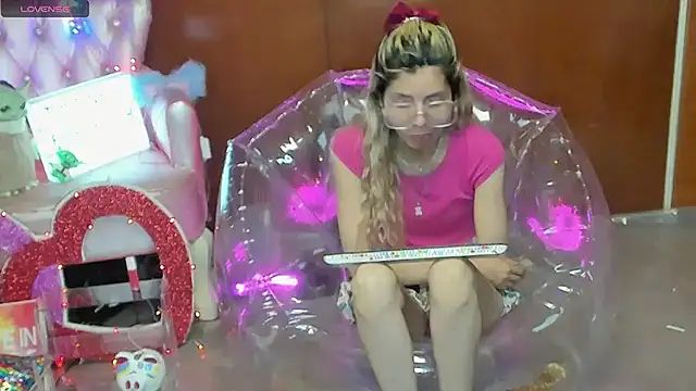 Skinygirl online show from March 12, 11:44 pm