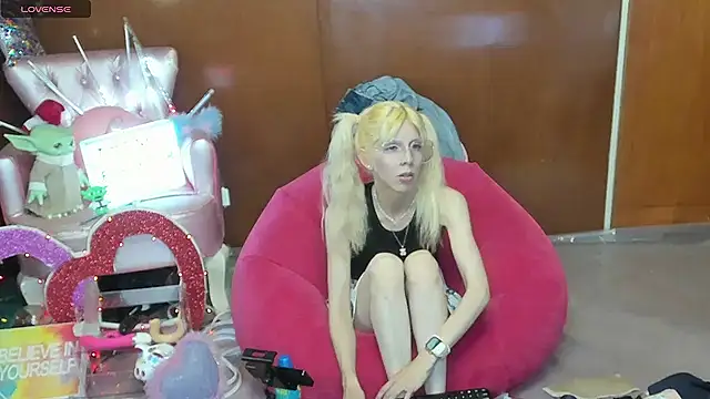 Snapshot of Skinygirl chatting on May 1, 10:36 pm Skinygirl online show from May 1, 10:36 pm