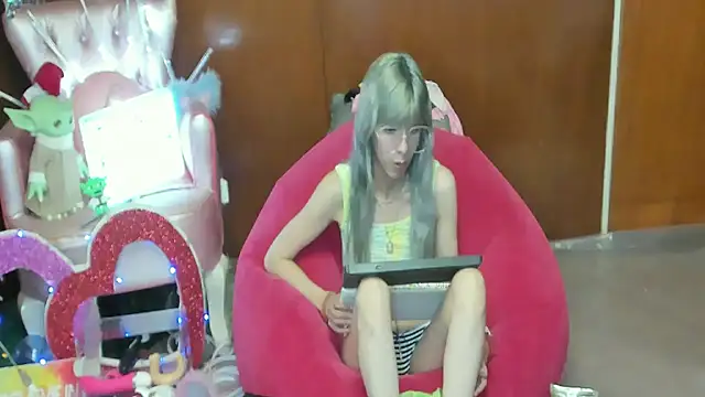 Snapshot of Skinygirl chatting on May 4, 11:12 pm Skinygirl online show from May 4, 11:12 pm
