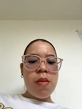 Snapshot of Lucyklein2022 chatting on March 29, 4:40 pm Lucyklein2022 online show from March 29, 4:40 pm