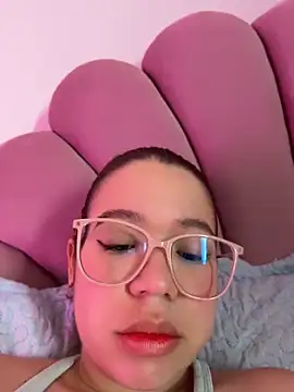 Snapshot of Lucyklein2022 chatting on April 19, 3:11 pm Lucyklein2022 online show from April 19, 3:11 pm