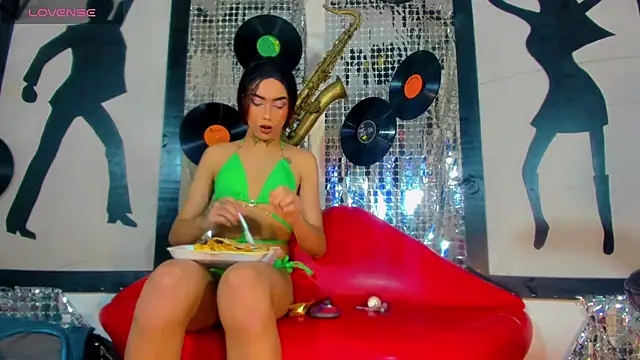 nickyminach  online show from January 16, 10:34 pm