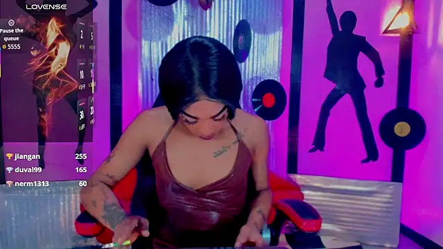 nickyminach  online show from September 24, 7:17 pm