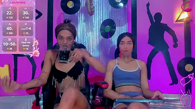 nickyminach  online show from October 3, 7:11 pm