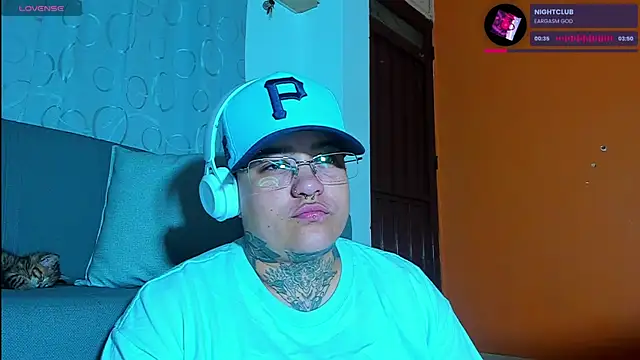 Snapshot of Techno_420_ chatting on November 3, 8:54 pm Techno 420 online show from November 3, 8:54 pm