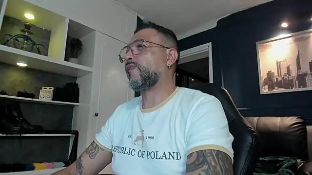 Snapshot of MrFrank_tattoo chatting on June 16, 12:57 am MrFrank tattoo online show from June 16, 12:57 am