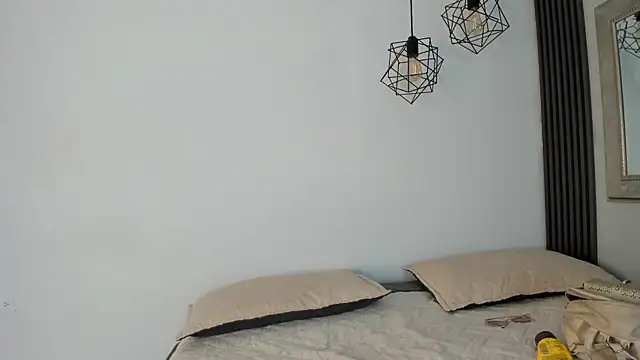 kristyl paez online show from April 6, 7:59 pm