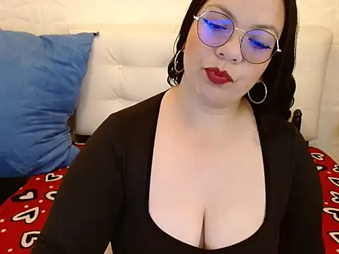Snapshot of Angiee_BBW chatting on February 24, 3:43 pm Angiee BBW online show from February 24, 3:43 pm