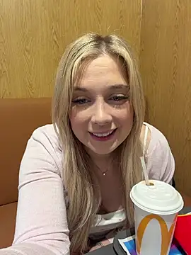 Snapshot of CherryAuroraa chatting on February 16, 1:18 pm CherryAuroraa online show from February 16, 1:18 pm