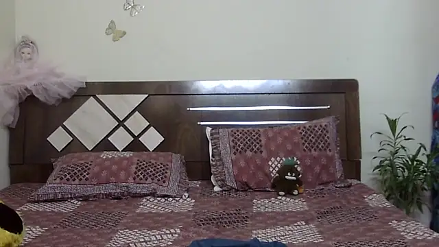 lovelydesi21 online show from April 18, 5:33 am