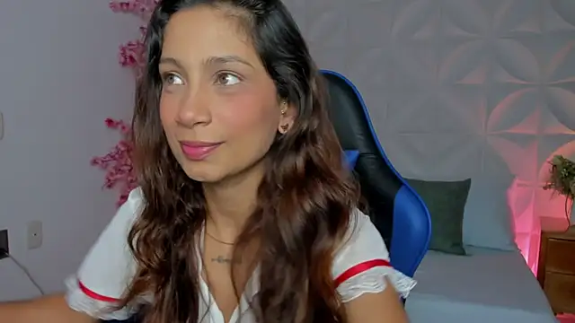 Snapshot of cora_22 chatting on April 9, 1:05 pm cora 22 online show from April 9, 1:05 pm