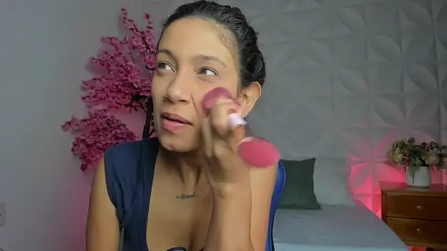 Snapshot of cora_22 chatting on April 13, 1:05 pm cora 22 online show from April 13, 1:05 pm