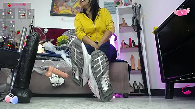 Snapshot of louise_nails chatting on October 23, 1:10 pm louise nails online show from October 23, 1:10 pm