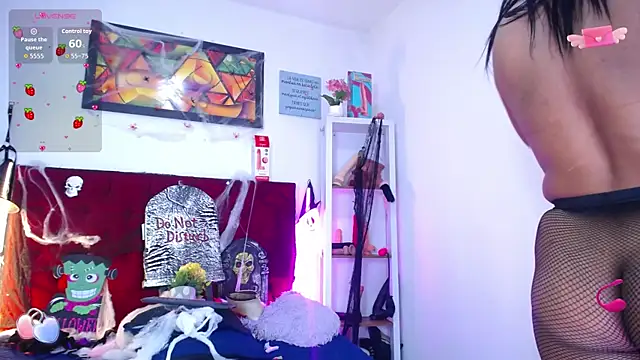 Snapshot of louise_nails chatting on October 31, 2:18 pm louise nails online show from October 31, 2:18 pm