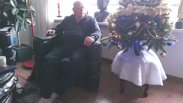 Snapshot of Exhib070 chatting on December 17, 11:39 am Exhib070 online show from December 17, 11:39 am