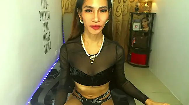 Snapshot of Trixie_Mattel21 chatting on December 3, 5:20 am Trixie Mattel21 online show from December 3, 5:20 am