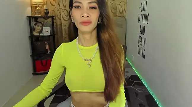 Snapshot of Trixie_Mattel21 chatting on December 15, 11:31 pm Trixie Mattel21 online show from December 15, 11:31 pm