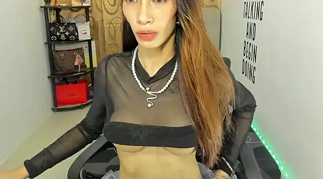 Snapshot of Trixie_Mattel21 chatting on December 18, 2:21 am Trixie Mattel21 online show from December 18, 2:21 am