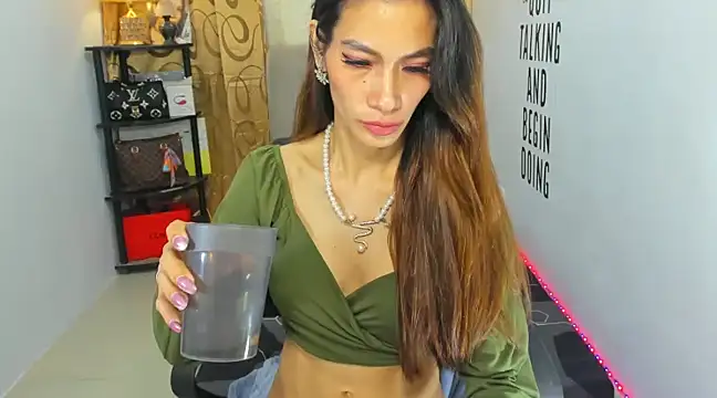 Snapshot of Trixie_Mattel21 chatting on December 20, 1:58 am Trixie Mattel21 online show from December 20, 1:58 am