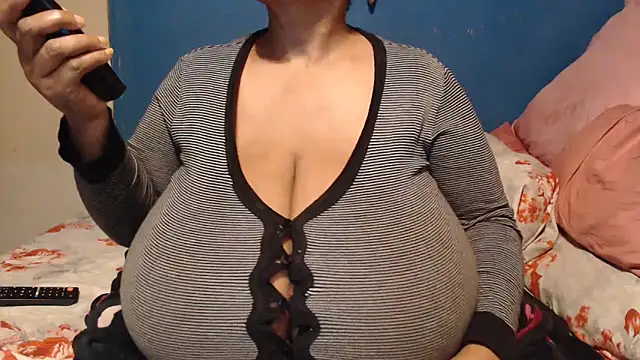 Snapshot of CUTEFIRMMELONSS chatting on October 9, 5:00 pm CUTEFIRMMELONSS online show from October 9, 5:00 pm