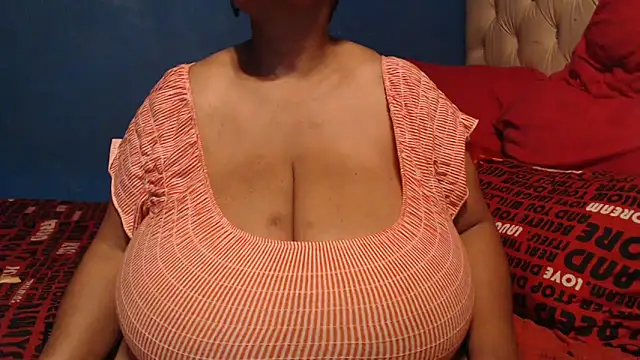 Snapshot of CUTEFIRMMELONSS chatting on October 25, 8:25 pm CUTEFIRMMELONSS online show from October 25, 8:25 pm