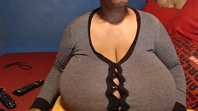 Snapshot of CUTEFIRMMELONSS chatting on December 15, 6:23 pm CUTEFIRMMELONSS online show from December 15, 6:23 pm