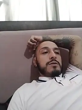 Snapshot of KenllyH chatting on December 16, 10:04 pm KenllyH online show from December 16, 10:04 pm