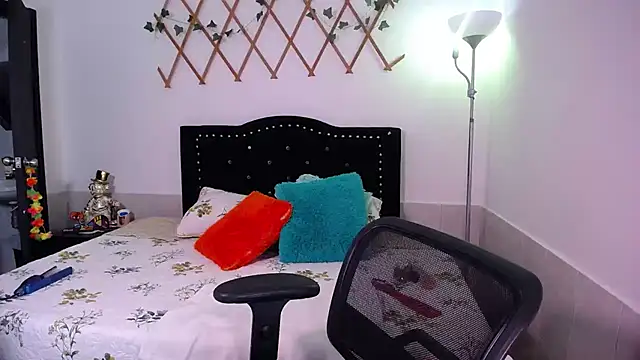 naughty girl 4u online show from November 18, 7:29 pm