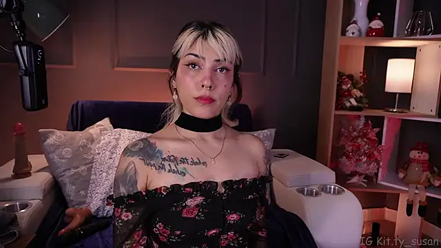 Snapshot of kitty_pruu chatting on December 18, 10:05 pm kitty pruu online show from December 18, 10:05 pm