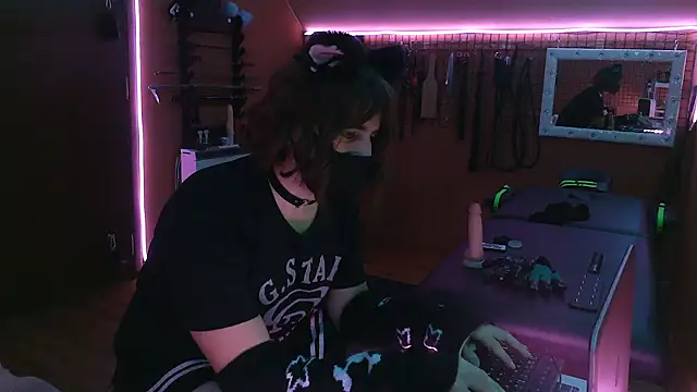 Snapshot of Ginny-the-bdsm-nympho chatting on December 14, 6:12 pm Ginny-the-bdsm-nympho online show from December 14, 6:12 pm