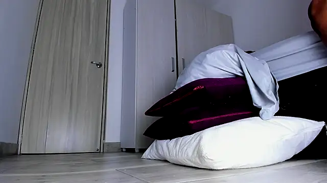 Skarleth69 online show from November 5, 2:11 am