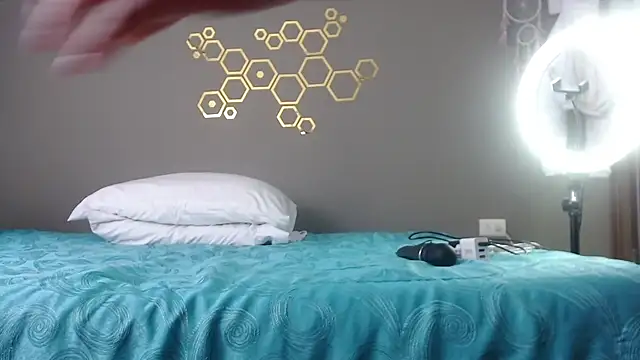 adriscute online show from January 12, 6:39 am