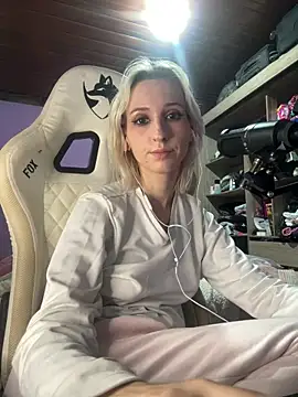 Snapshot of bunnydark00 chatting on June 6, 5:01 am bunnydark00 online show from June 6, 5:01 am