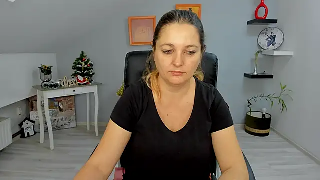 LollaGirl online show from December 23, 4:22 am