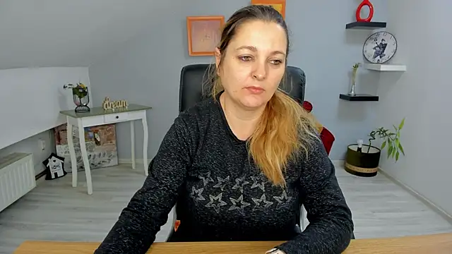 LollaGirl online show from January 15, 4:15 am