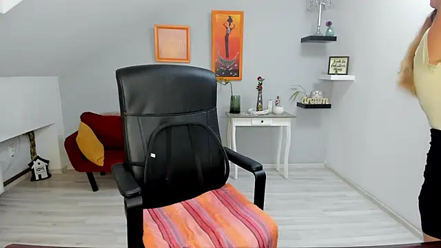 LollaGirl online show from December 3, 4:31 am