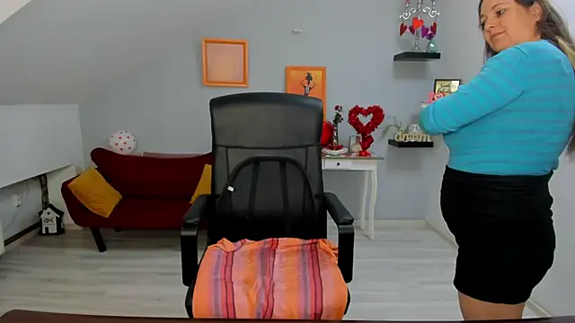 LollaGirl online show from February 11, 4:28 am