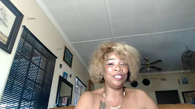 Snapshot of Gucci_Bx chatting on April 26, 2:59 pm Gucci Bx online show from April 26, 2:59 pm