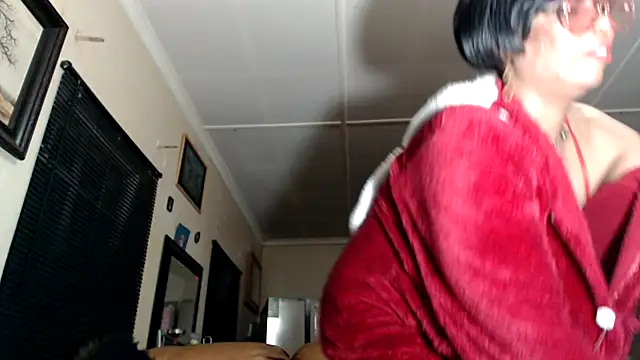 Snapshot of Gucci_Bx chatting on July 23, 10:51 pm Gucci Bx online show from July 23, 10:51 pm